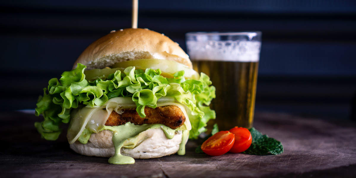 Sie nehmen mehr zu während Sie Burger essen und Bier trinken als das Bier selbst