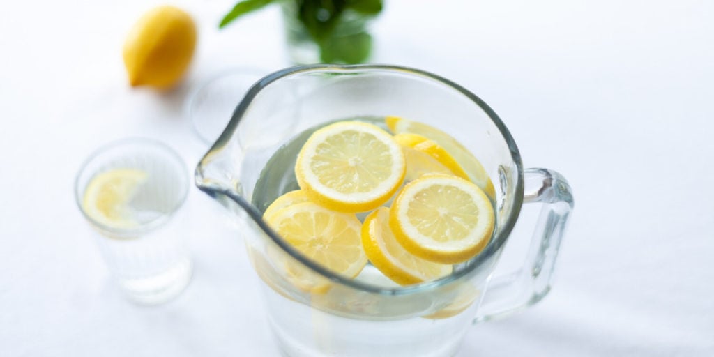 Wasser mit einem spritzer Zitrone ist ideal in der Keto Ernährung