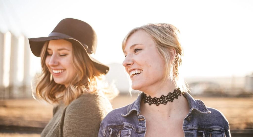 Fröhliche Frauen in der Sonne