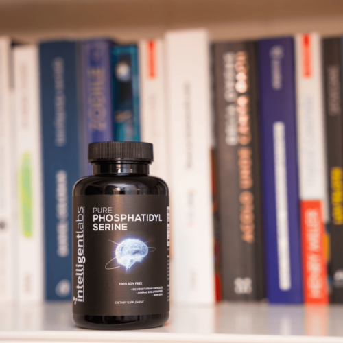 Fläschchen mit reinem Phosphatidylserin mit Büchern im Hintergrund